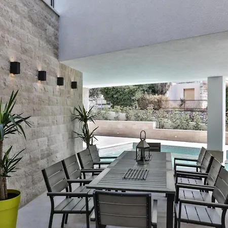 Elegant Cozy With Beautiful Features Villa