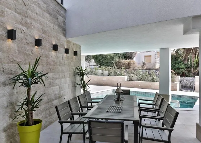 Elegant Cozy With Beautiful Features Villa