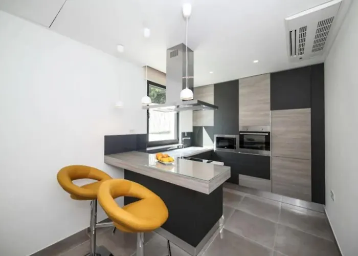 Elegant Cozy With Beautiful Features Villa *