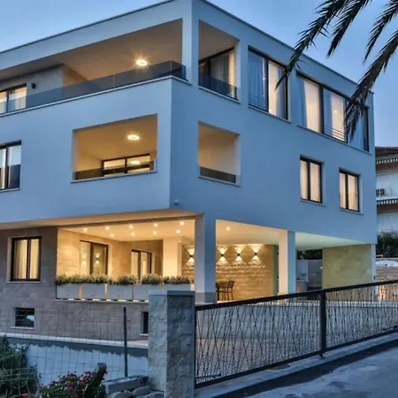 Elegant Cozy With Beautiful Features